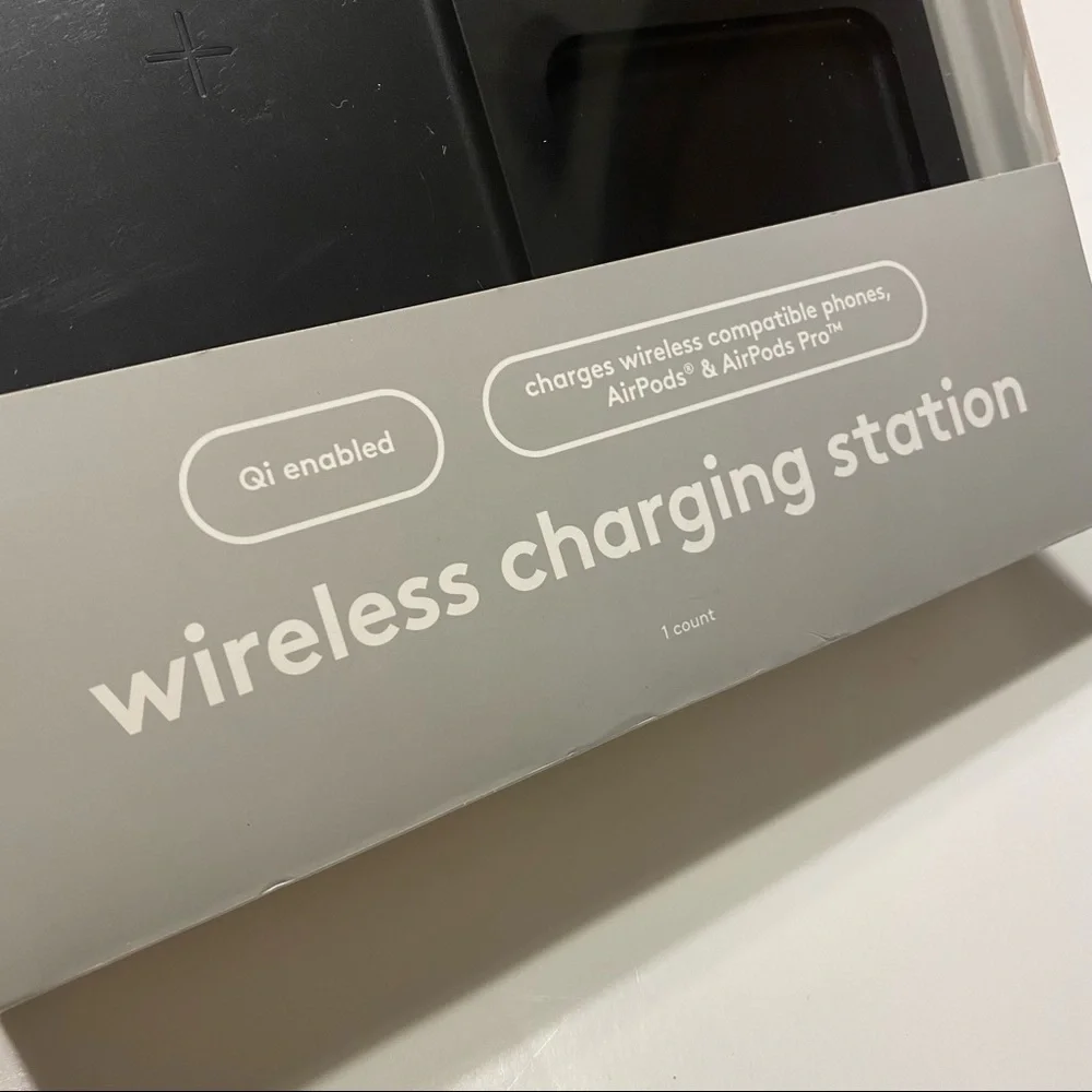 NWT Heyday Qi Enabled Wireless Charging Station AirPod Compatibility